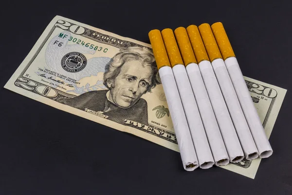 Indianapolis - Circa sierpień 2016: Marlboro papierosy i dwadzieścia dolarowych reprezentujących wysokie koszty palenia. Marlboro jest produktem firmy Altria Group Ix — Zdjęcie stockowe
