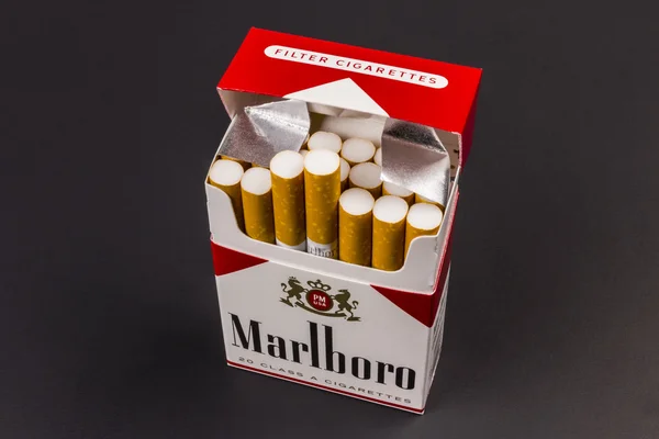 Indianapolis - ca augusti 2016: Marlboro cigaretter. Marlboro är en produkt av det Altria grupp Vi — Stockfoto