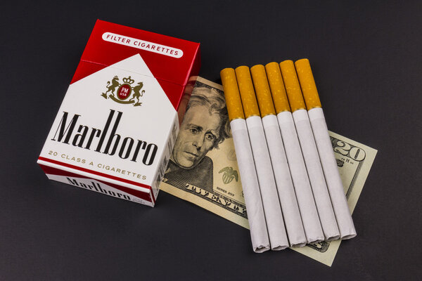 Индиана - август 2016 года: Marlboro Casettes и двадцать законопроектов о высокой стоимости курения. Marlboro является продуктом Altria Group X
