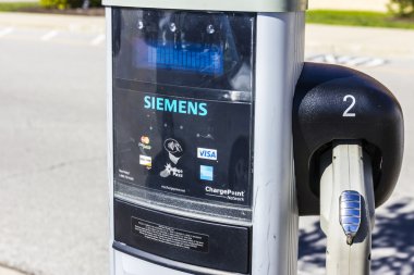 Indianapolis - yaklaşık Ağustos 2016: Siemens Versicharge elektrikli araç şarj çözümleri. Birçok Kohl's perakende yer park mevcut bir sürü Amerikan Midwest ben