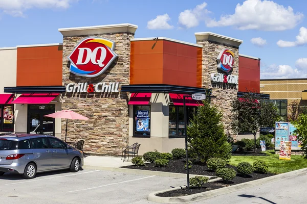 Indianapolis - Sekitar Agustus 2016: Dairy Queen Retail Fast Food Location (dalam bahasa Inggris). DQ adalah Subsidiary dari Berkshire Hathaway III — Stok Foto