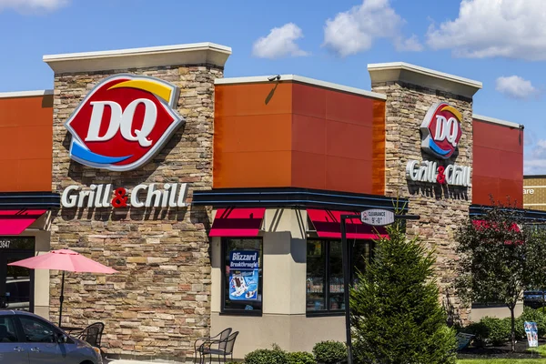 Indianapolis - Sekitar Agustus 2016: Dairy Queen Retail Fast Food Location (dalam bahasa Inggris). DQ adalah Subsidiary dari Berkshire Hathaway I — Stok Foto