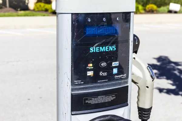 Indianapolis - yaklaşık Ağustos 2016: Siemens Versicharge elektrikli araç şarj çözümleri. Mevcut birçok Kohl's perakende konumu otoparklar ABD Midwest II — Stok fotoğraf