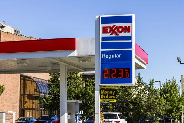 Indianapolis - omstreeks augustus 2016: Exxon Retail Gas-locatie. ExxonMobil is's werelds grootste olie- en gasbedrijf ik — Stockfoto