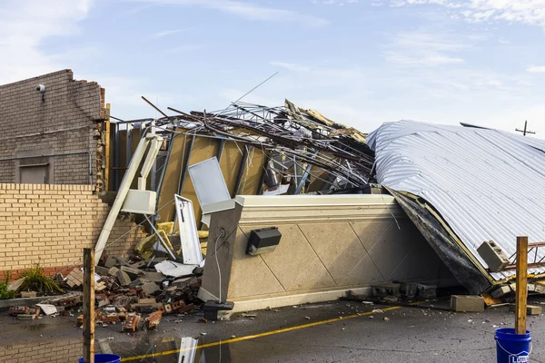 Kokomo-augusti 24, 2016: flera Ef3 tornados berört Down, varav en förstörde en lokal Starbucks 7 — Stockfoto