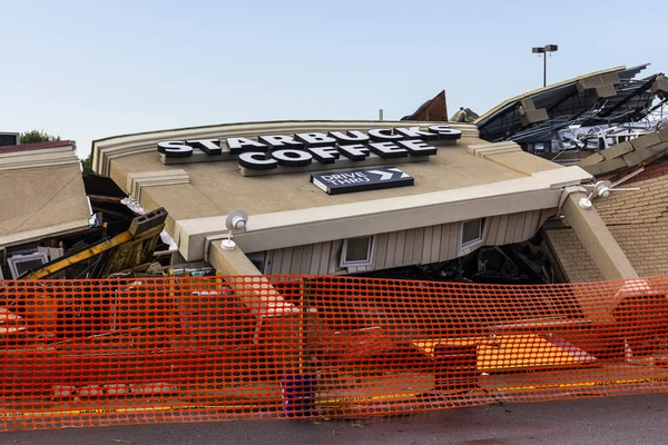 Kokomo - 24 agosto 2016: Diversi tornado EF3 sono atterrati, uno dei quali ha distrutto uno Starbucks locale 1 — Foto Stock