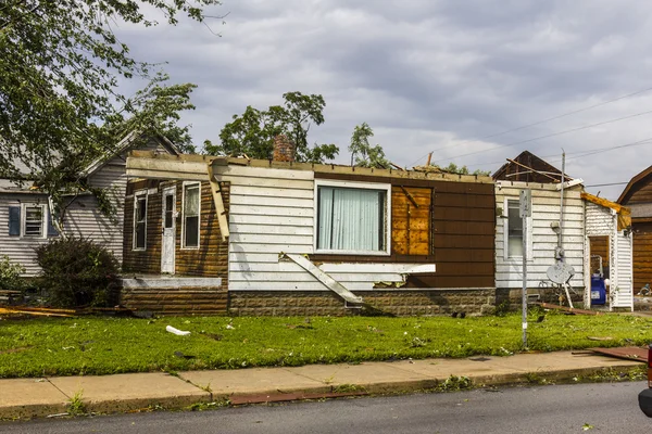 Kokomo - 24 de agosto de 2016: Varios tornados EF3 cayeron en un vecindario residencial causando millones de dólares en daños. Esta es la segunda vez en tres años que esta área ha sido golpeada por tornados 1 — Foto de Stock