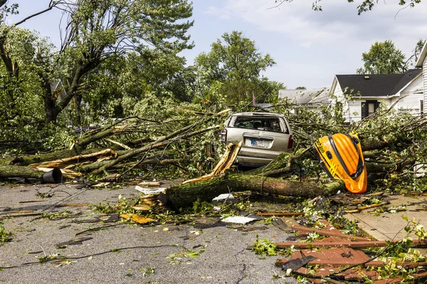 Kokomo - 24 de agosto de 2016: Varios tornados EF3 cayeron en un vecindario residencial causando millones de dólares en daños. Esta es la segunda vez en tres años que esta área ha sido golpeada por tornados 2 —  Fotos de Stock