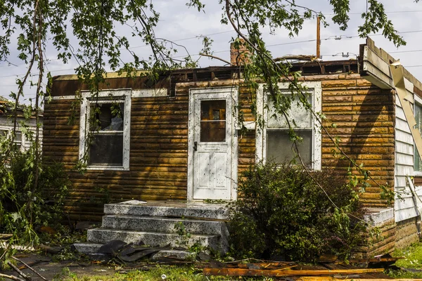 Kokomo - 24 de agosto de 2016: Varios tornados EF3 cayeron en un vecindario residencial causando millones de dólares en daños. Esta es la segunda vez en tres años que esta área ha sido golpeada por tornados 6 —  Fotos de Stock