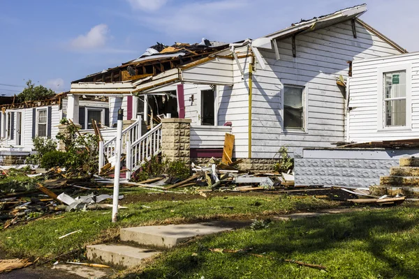 Kokomo - 24. August 2016: Mehrere ef3-Tornados schlugen in einem Wohnviertel auf und verursachten Schäden in Millionenhöhe. Dies ist das zweite Mal in drei Jahren, dass dieses Gebiet von Tornados heimgesucht wurde 25 — Stockfoto