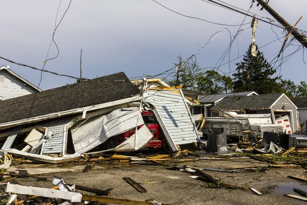 Kokomo - 24 de agosto de 2016: Varios tornados EF3 cayeron en un vecindario residencial causando millones de dólares en daños. Esta es la segunda vez en tres años que esta área ha sido golpeada por tornados 42 —  Fotos de Stock