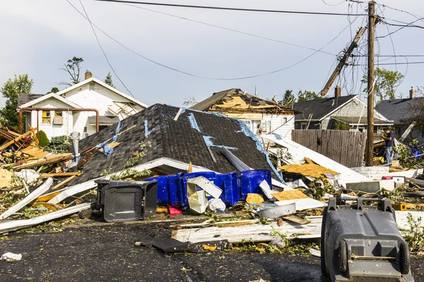 Kokomo - 24 de agosto de 2016: Varios tornados EF3 cayeron en un vecindario residencial causando millones de dólares en daños. Esta es la segunda vez en tres años que esta área ha sido golpeada por tornados 40 —  Fotos de Stock