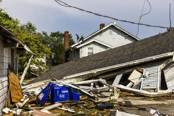 Kokomo - 24 de agosto de 2016: Varios tornados EF3 cayeron en un vecindario residencial causando millones de dólares en daños. Esta es la segunda vez en tres años que esta área ha sido golpeada por tornados 43 — Foto de Stock