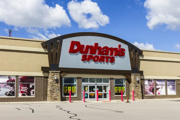 Muncie - Circa Septiembre 2016: Dunham 's Sports Retail Strip Mall Location. Dunham 's Sports es una cadena de artículos deportivos ubicada en el Medio Oeste II de EE.UU. — Foto de Stock