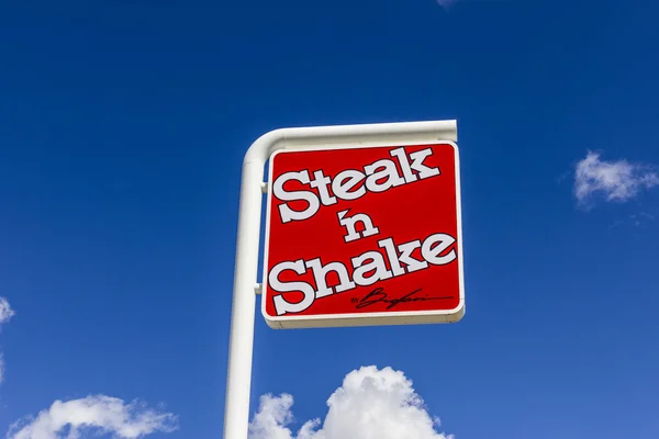 Muncie - Circa septiembre 2016: Steak 'n Shake Retail Fast Casual Restaurant Chain. Steak 'n Shake se encuentra en el Medio Oeste y Sur de los Estados Unidos III —  Fotos de Stock