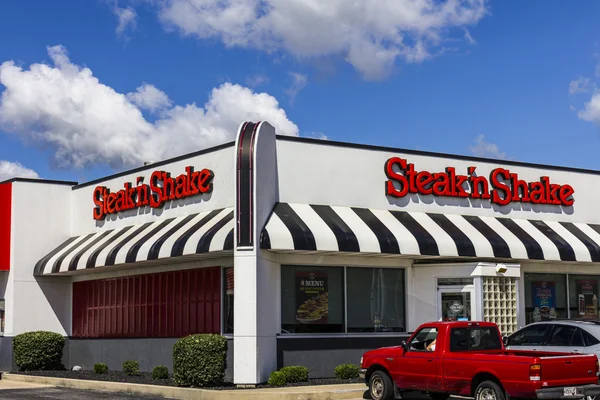 Muncie - Circa septiembre 2016: Steak 'n Shake Retail Fast Casual Restaurant Chain. Steak 'n Shake se encuentra en el Medio Oeste y Sur de los Estados Unidos II — Foto de Stock