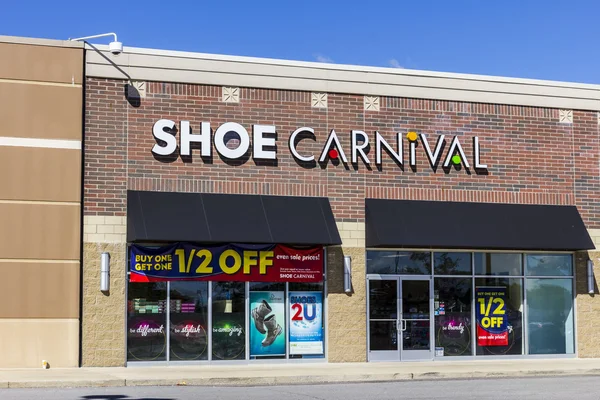 Muncie - Circa Septiembre 2016: Shoe Carnival Retail Strip Mall Location. Carnaval del zapato proporciona zapatos y calzado de la familia en 32 estados I — Foto de Stock