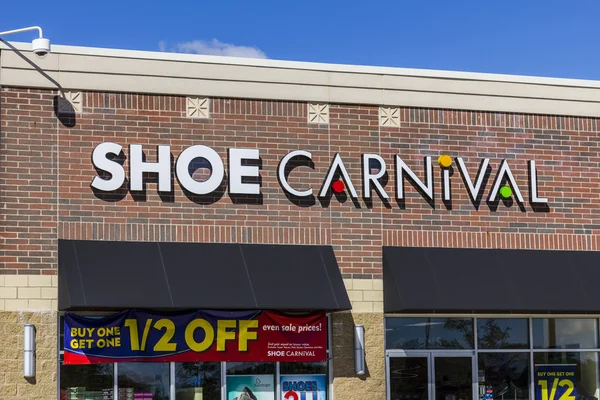 Muncie-circa september 2016: sko karneval Retail Strip mall läge. Sko karneval ger familjens skor och skor i 32 stater II — Stockfoto