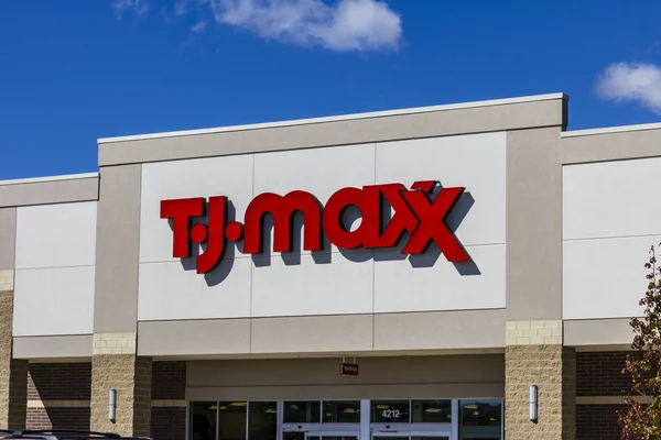 Muncie - Circa Septiembre 2016: T.J. Maxx Retail Store Location. T.J Maxx es una cadena de tiendas de descuento con ropa de marca elegante, zapatos y accesorios II — Foto de Stock