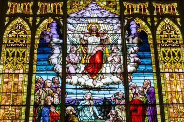 Kokomo - Yaklaşık Eylül 2016: St Patrick Katolik Kilisesi Vitray Pencere Melekler I ile Cennette İsa Tasvir