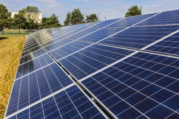 Solární Panel farma. Kukuřičné pole jsou převáděna do zelené energie oblastí pomocí fotovoltaických článků Xii — Stock fotografie