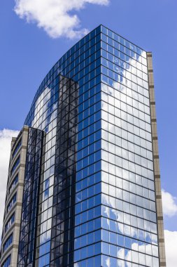 Indianapolis - Circa Eylül 2016: Yansıma Ii Mavi Gökyüzü ve Beyaz Bulutlar ile Ayna Kiremit Pencere Gökdelen