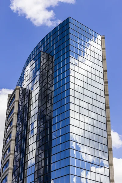 Indianapolis-circa září 2016: zrcadlové okno mrakodrap s modrou oblohou a bílými mračny v reflexi II — Stock fotografie
