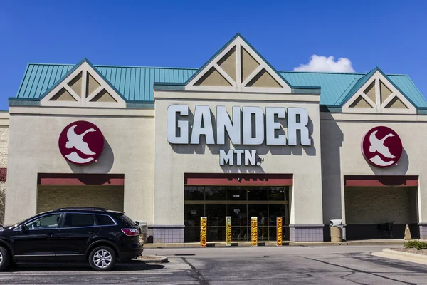 Indianápolis - Circa Septiembre 2016: Gander Mountain Retail Strip Mall Location. Gander Mountain es un minorista Omni-Channel totalmente integrado I — Foto de Stock