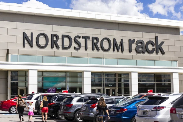 Indianapolis - Yaklaşık Eylül 2016: Nordstrom Rack Strip Alışveriş Merkezi Konumu. Nordstrom Hizmet ve Moda Iv için bilinir — Stok fotoğraf