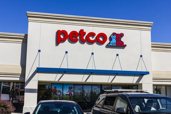 Indianápolis - Circa Septiembre 2016: Petco Animal Supplies Retail Strip Mall Location. Petco opera más de 1.300 ubicaciones en los Estados Unidos II — Foto de Stock