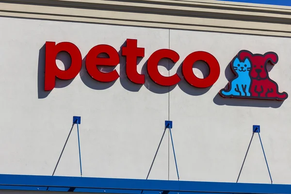 Indianapolis - Circa September 2016: Petco dier benodigdheden Retail Strip Mall locatie. PETCO werkt meer dan 1300 locaties in heel de VS ik — Stockfoto