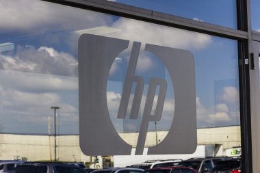 Indianapolis - Eylül 2016 yaklaşık: Hewlett-Packard Logo bir depo girişinde. HP bir bilgi teknolojisi şirketi olan ben