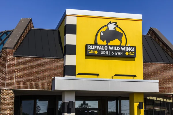Indianápolis - Circa Septiembre 2016: Buffalo Wild Wings Grill and Bar Restaurant. Usted puede encontrar deportes en vivo, alas y cerveza en B-Dubs I — Foto de Stock