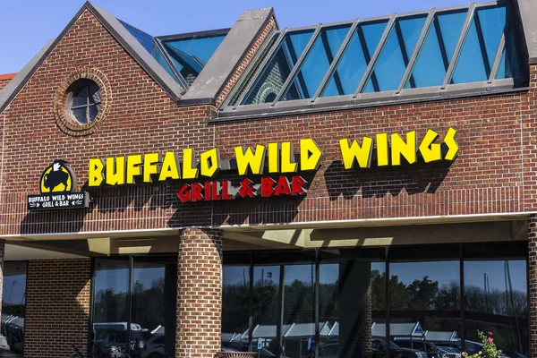 Indianapolis - Circa September 2016: Buffalo Wild Wings Grill and Bar Restaurant. You Can Find Live Sports, Wings and Beer at B-Dubs III — Stock Photo, Image