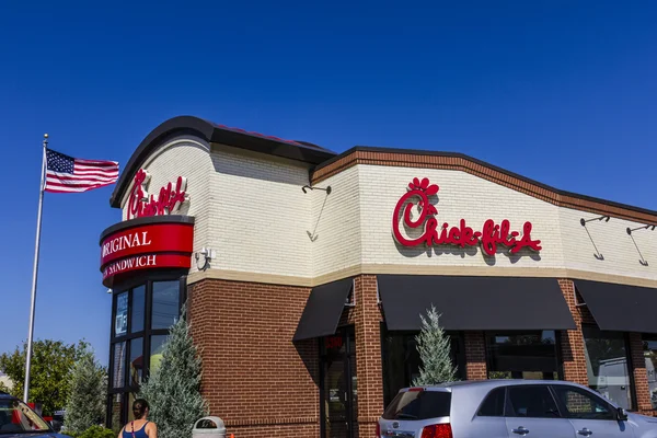 Indianapolis - Circa setembro 2016: Chick-fil-A Retail Fast Food Location. Chick-fil-A Restaurantes são fechados aos domingos II — Fotografia de Stock