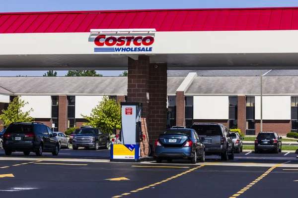 Indianápolis - Circa setembro 2016: Costco Atacado Gasolina Localização. Costco atacado é um multi-bilhão de dólares Global Retailer V — Fotografia de Stock