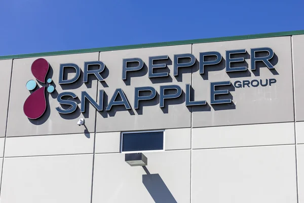 Indianápolis - Circa Septiembre 2016: Dr Pepper Snapple Group Bottling Plant. DPS está en el negocio de refrescos embotellados y enlatados I — Foto de Stock
