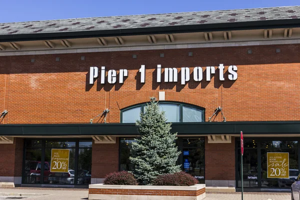 Indianapolis - Circa September 2016: Pier 1 import Retail Strip Mall läge. Piren 1 import hem inredning och dekor Ii — Stockfoto