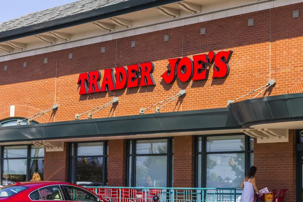 Indianápolis - Circa Septiembre 2016: Trader Joe 's Retail Strip Mall Location. Trader Joe 's es una cadena de tiendas especializadas de comestibles en los Estados Unidos II — Foto de Stock