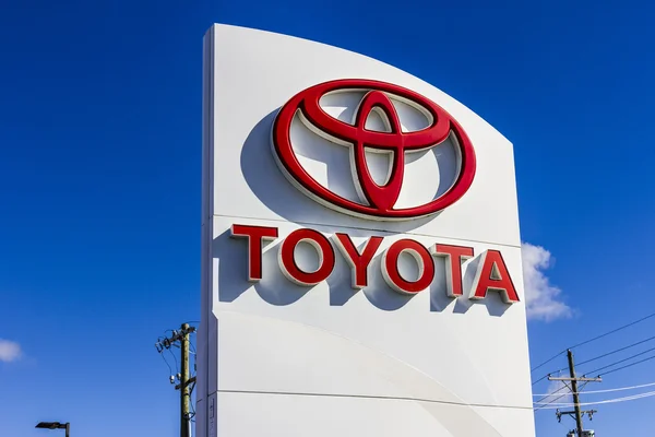 Indianápolis - Circa setembro 2016: Toyota carro e logotipo SUV e — Fotografia de Stock
