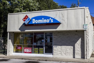 Indianapolis - Eylül 2016 yaklaşık: Domino's Pizza Carryout Restoran. Domino's zinciri üç kez IV Yılın seçildi