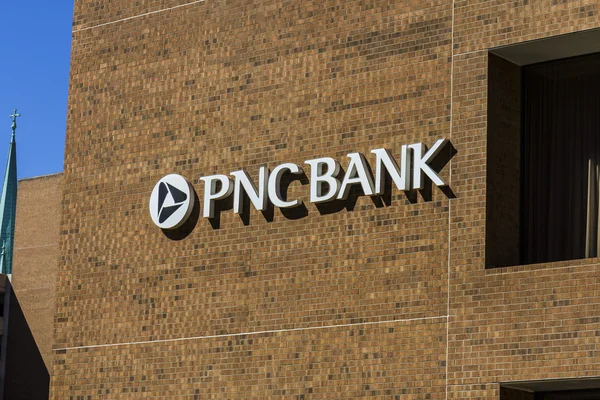 Indianapolis - Circa September 2016: PNC Downtown Building. PNC Financial Services offers Retail, Corporate and Mortgage Banking V — Stock Photo, Image