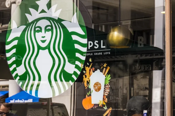 Indianapolis - cca září 2016: Starbucks Coffee maloobchodě. Starbucks je obsluhující Pumpkin Spice Latte Vi — Stock fotografie