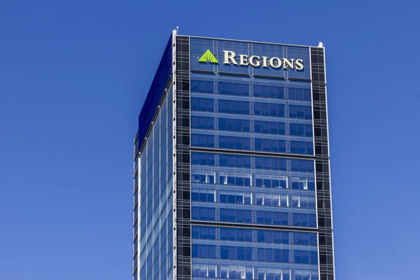 Indianapolis - Circa September 2016: Regions Financial Corporation (dalam bahasa Inggris). Regions adalah satu-satunya anggota Fortune 500 yang berkantor pusat di Alabama IV — Stok Foto