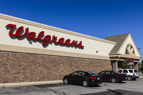 Indianápolis - Circa Septiembre 2016: Walgreens Retail Location. Walgreens es una compañía farmacéutica estadounidense VII — Foto de Stock
