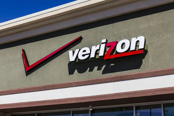 Ft. Wayne - Circa September 2016: Verizon Wireless Retail Location. Verizon is One of the Largest Technology Companies X — Stock Photo, Image