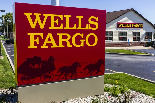 Ft. Wayne - Circa September 2016: Wells Fargo Retail Bank Branch. Wells Fargo is a Provider of Financial Services X — Stock Photo, Image