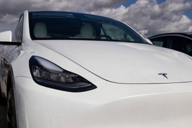 Indianapolis - Eylül 2020: Tesla elektrikli araçları satışa çıkarılmayı bekliyor. Tesla EV Model 3, S ve X daha temiz ve yeşil bir ortamın anahtarıdır.