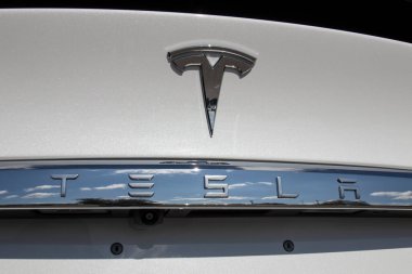 Indianapolis - Eylül 2020: Tesla elektrikli araçları satışa çıkarılmayı bekliyor. Tesla EV Model 3, S ve X daha temiz ve yeşil bir ortamın anahtarıdır.