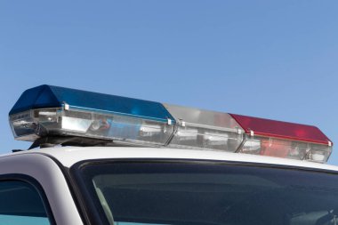 Polis ışığı barı, çatılı kırmızı ve mavi ışıklar. Trafik ve acil durumlarda kullanım için.